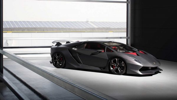 От разстояние той може да изглежда като Gallardo, но Sesto Elemento е един от най-екстремните модели на Lamborghi досега. В този автомобил, подходящ само за състезателни писти, има много карбон, за да намали теглото му до 999 кг, като в същото време използва по прекрасен начин V10 двигателя с мощност 562 коня от Gallardo Superleggera.